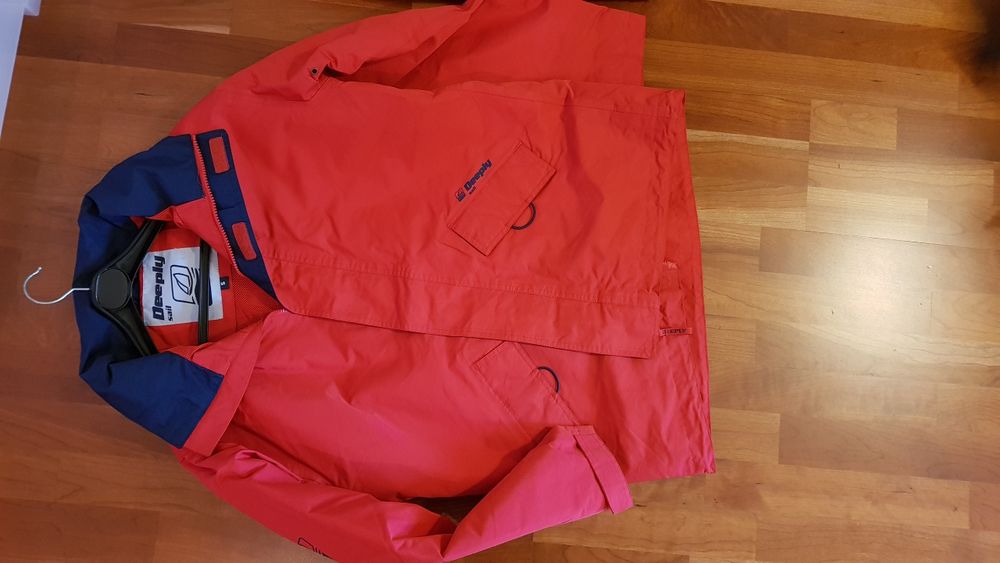 Casaco corta vento vermelho
