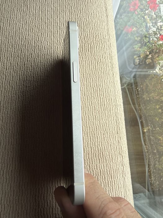 I phone 13 Bialy