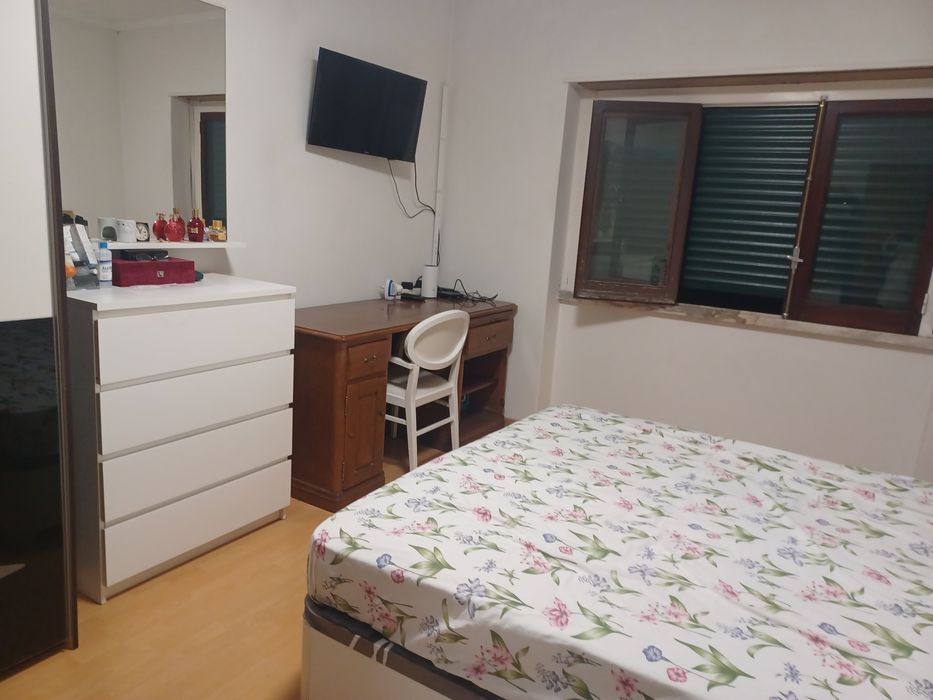 Quarto com cama de casal a 5 minutos da estação de comboios.