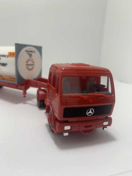 Miniatura Mercedes com reboque da marca Herpa escala H0 1/87