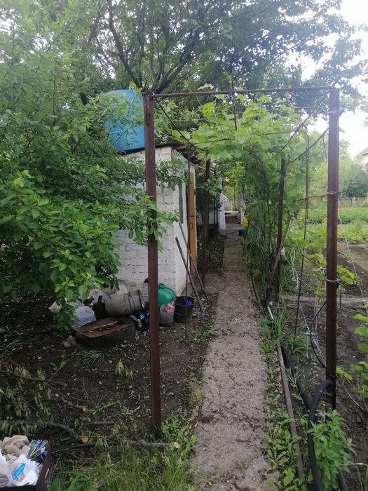 Продається дачна ділянка з будинком