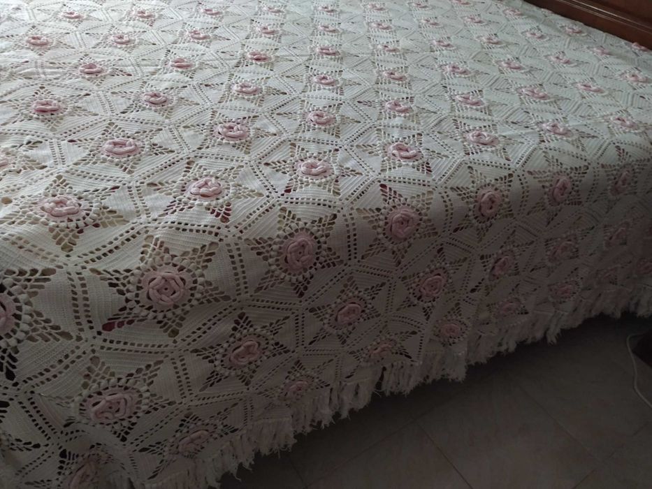 Colcha cama casal em renda feita à mão 2,40m x 2,25m