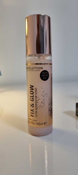 Makeup Revolution Fix & Glow Ultra Glow  utrwalenie makijażu