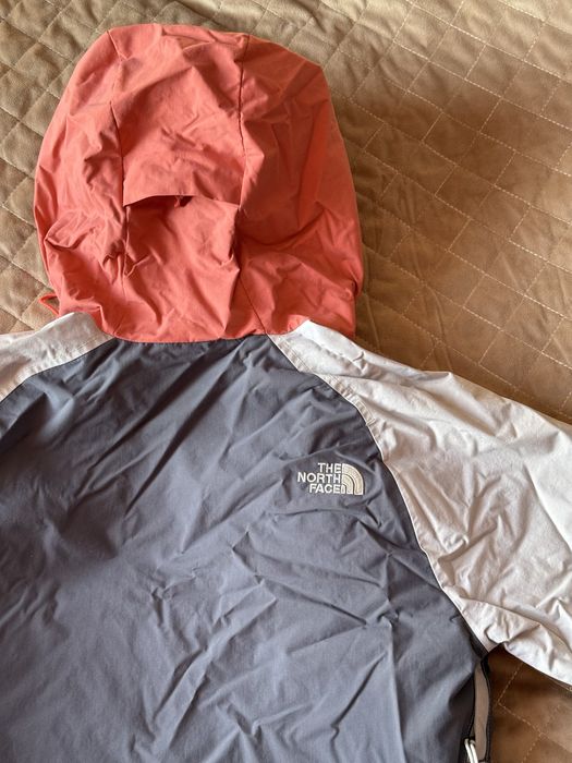 Жіноча куртка вітровка The North Face з технологією Dryvent