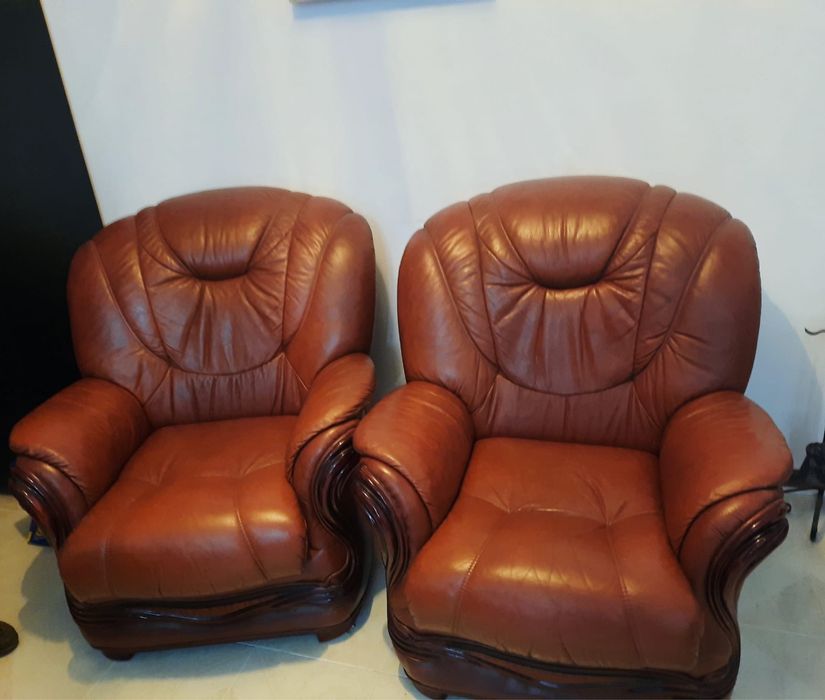 Sofa em pele e cadeiroes (como novo)