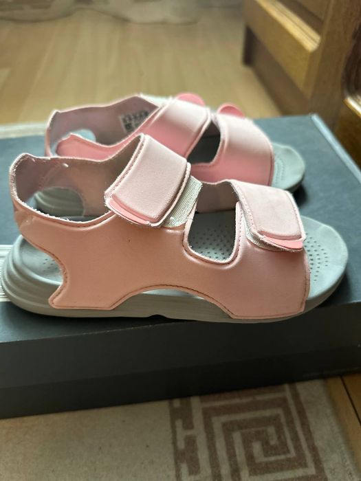 Adidas сандалі для дівчинки