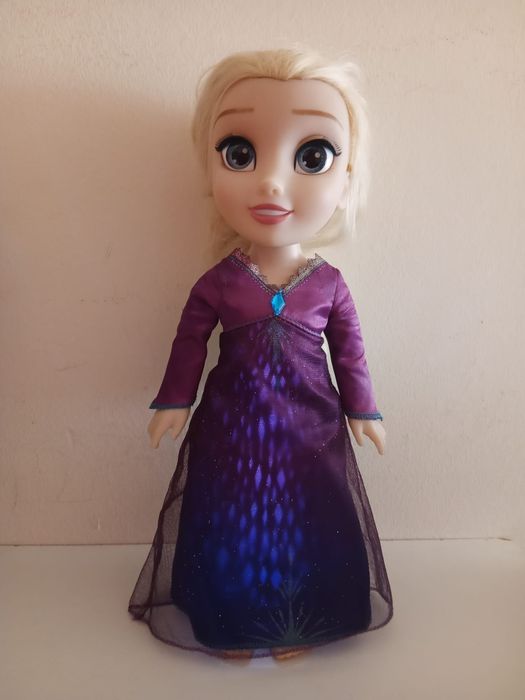 Boneca: Elsa Frozen fala e canta "Into the Unknown" com luz