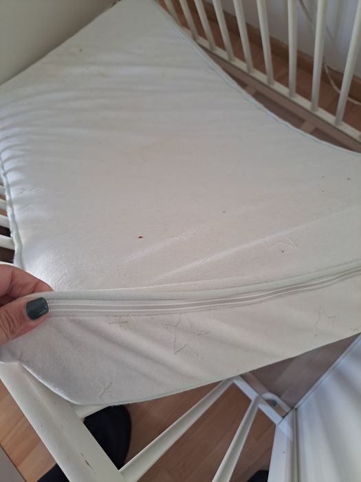 Berço branco com colchão