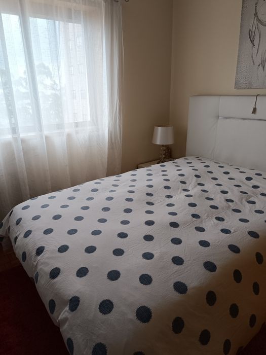 Alugo quarto espaçoso