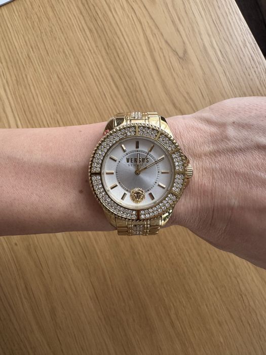 Zegarek damski Versus Versace kolor złoty z kamieniami na bransoletce