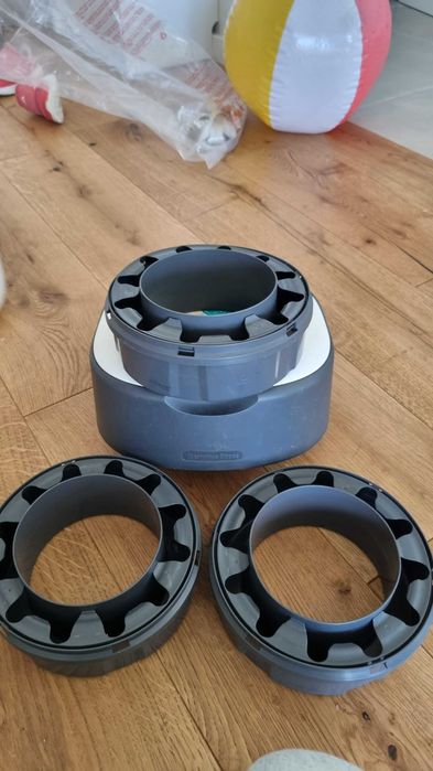 um caixote do lixo para as fraldas, com sacos