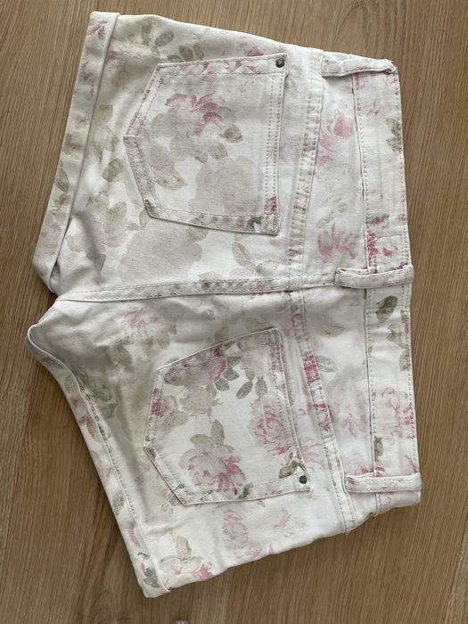 Białe szorty w kwiatki