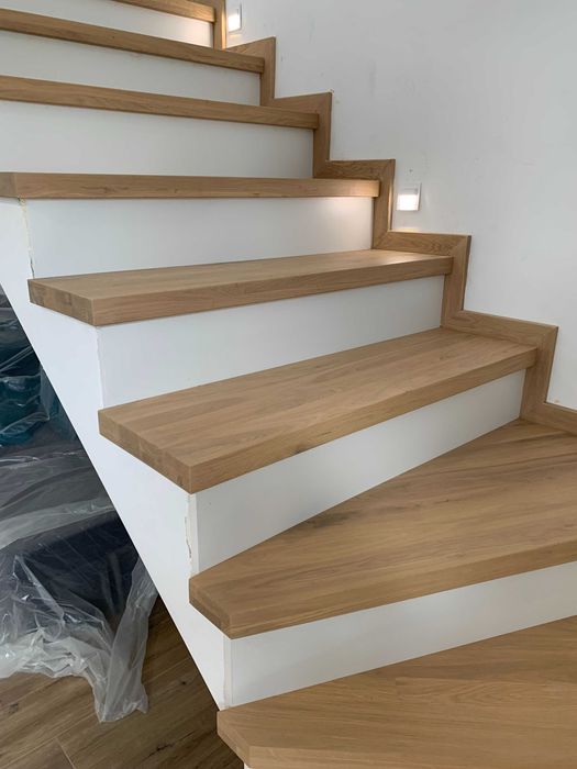 Nowoczesne schody drewniane producent na beton samonośne