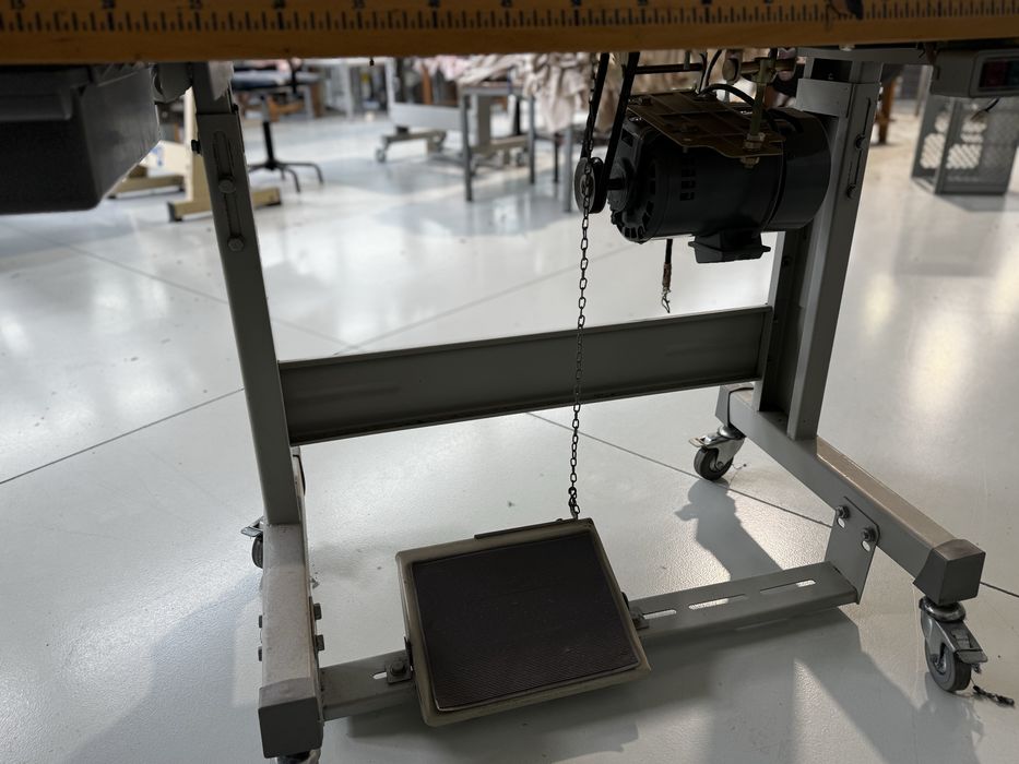 Maquina pregar botão