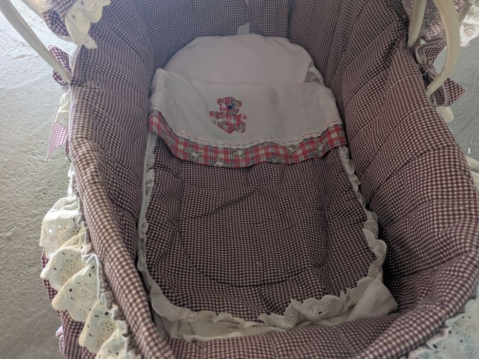 Alcofa com suporte e roupa