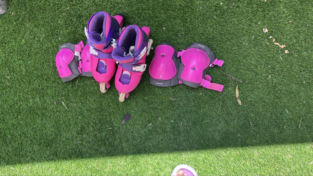 Patins com joelheiras e caneleiras