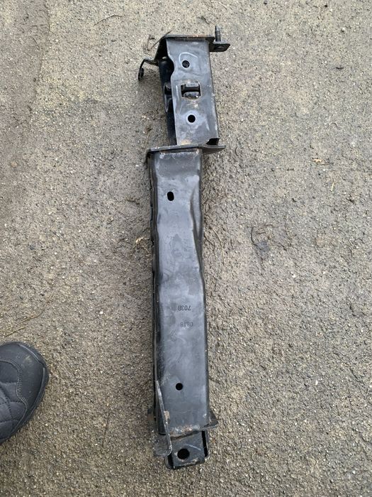 Продам боковий подрамнік Меган 4 ( правий)