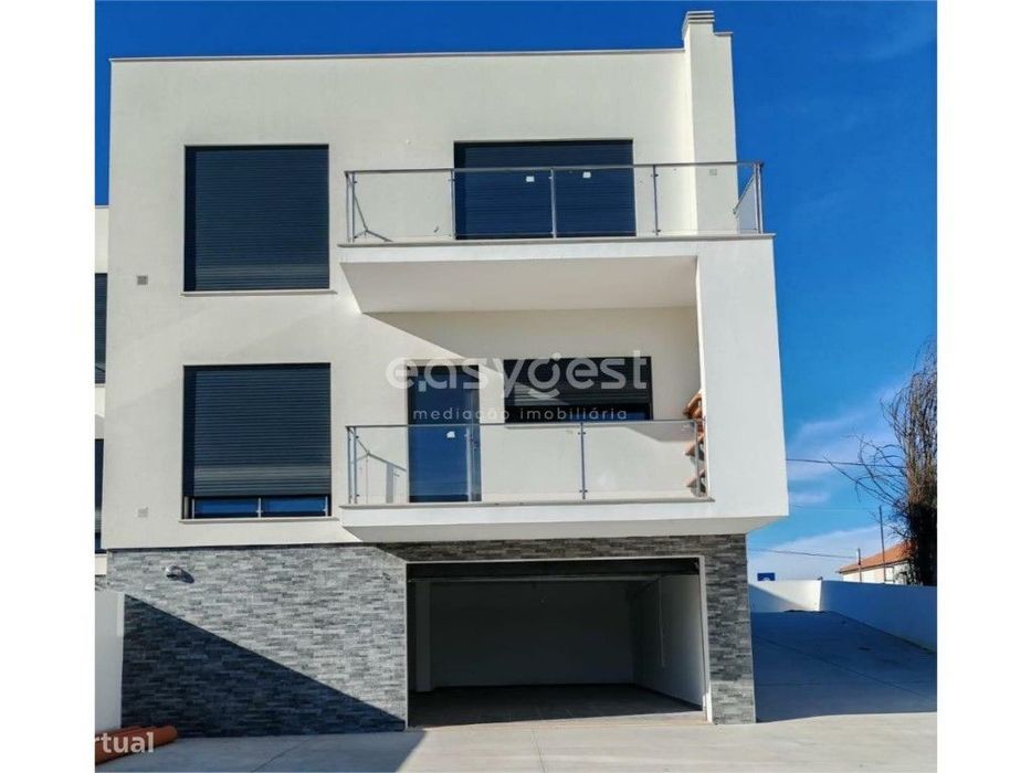 Moradia T3 Nova geminada localizada nos limites da cidade de Ourém