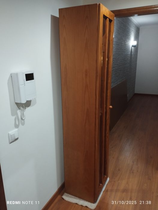 Cristaleira em madeira maciça de pinho mel