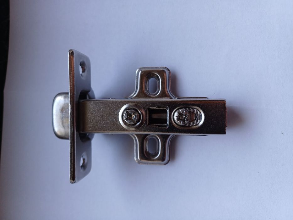 Sprzedam 30 zawiasów meblowych.