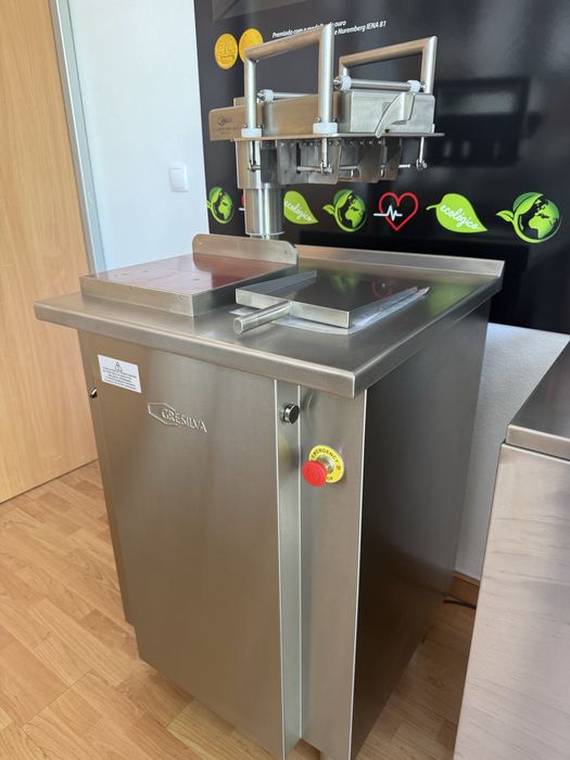 Maquina de partir frango churrasco Gresilva Nova