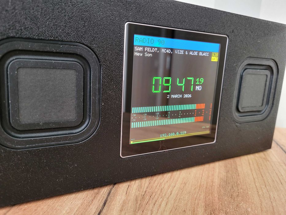 Internetowe radio z głosnikami.