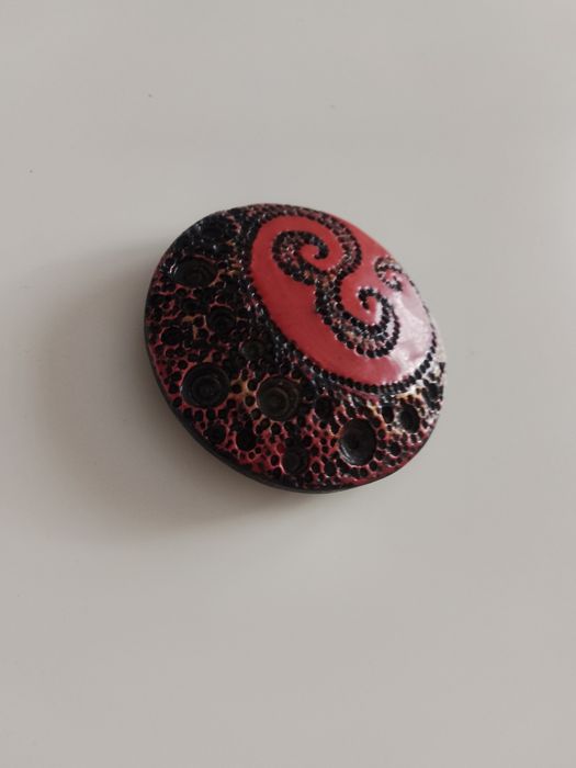 Broszka czerwona