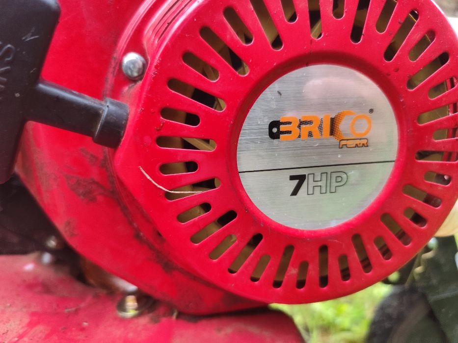 Motoenxada semi-nova
2 velocidades para a frente e 1 para t