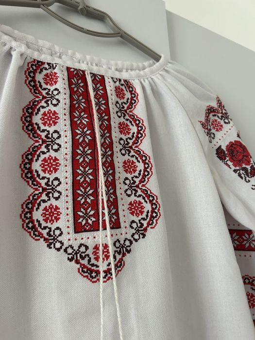 Вишиванка, вишита сорочка червоними і чорними нитками