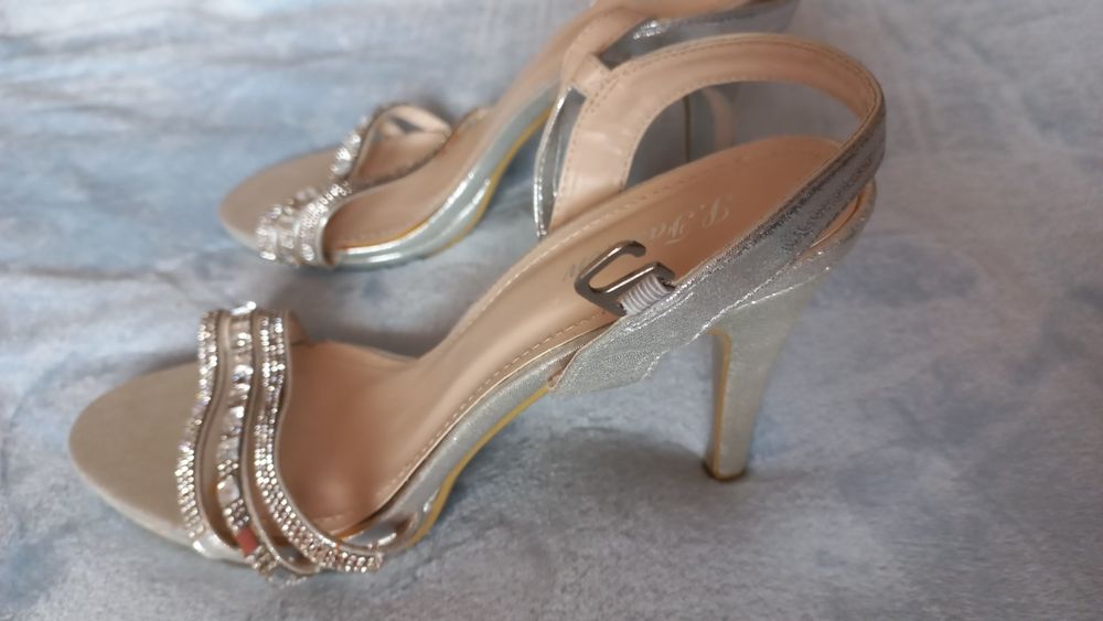 Sandálias prateadas