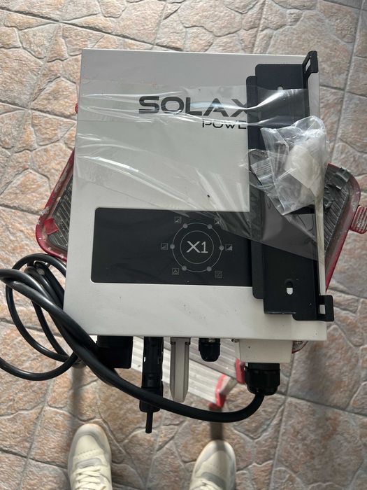 Paineis solares de 250w cada mais inversor solax X1 de 2200w.