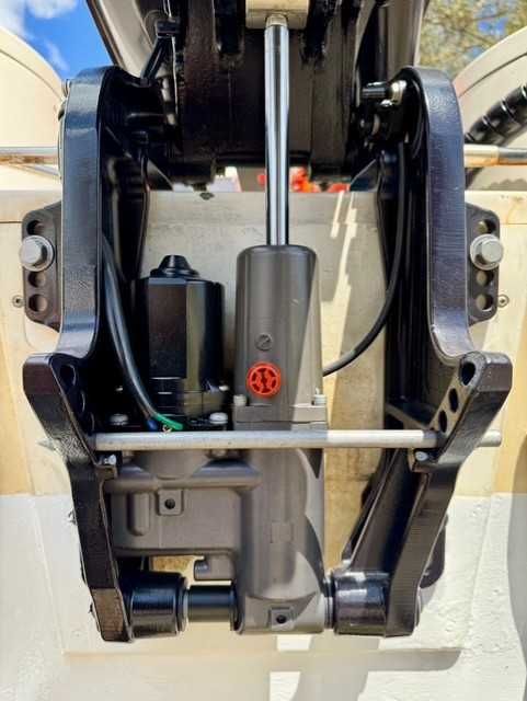 Quicksilver 460 com motor tohatsu 50hp 4 tempos