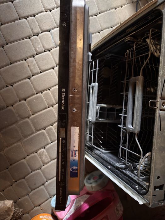 Посудомийна машина ELECTROLUX ESL 67010