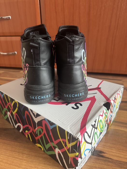 Продам черевики Skechers на дівчинку.