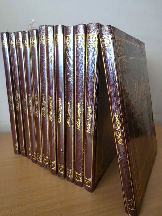 12 volumes da Coleção "Bíblia Sagrada" do Jornal de Notícias
