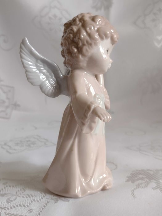 Aniołek porcelana sygnowany