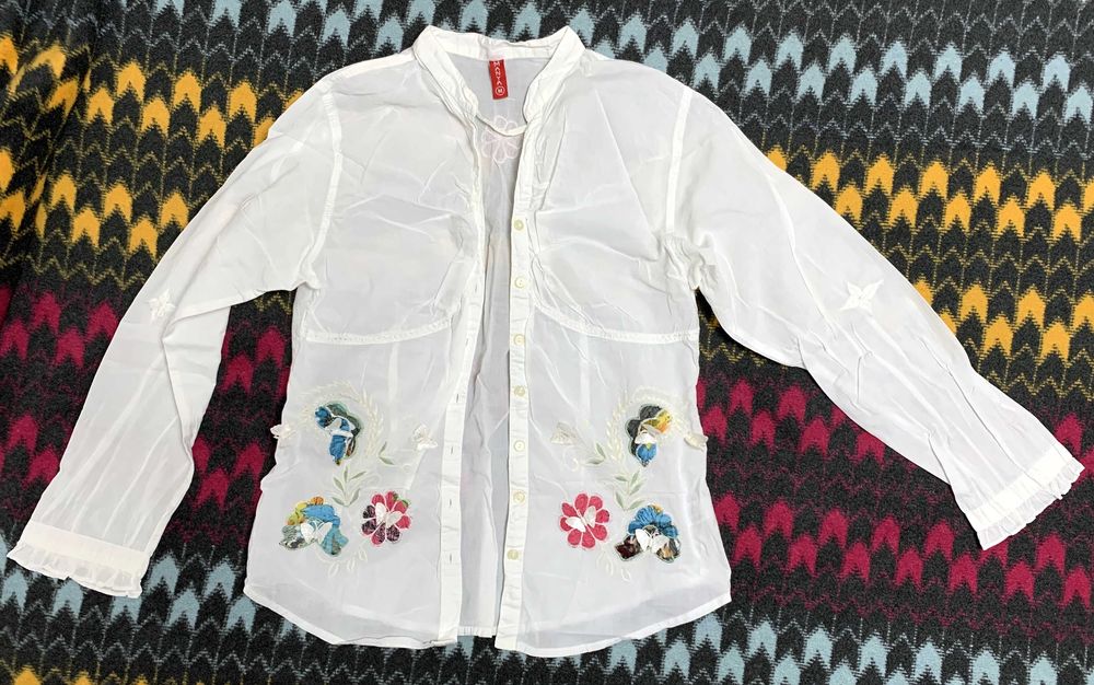 Сорочка жіноча біла з вишивкою та аплікацією