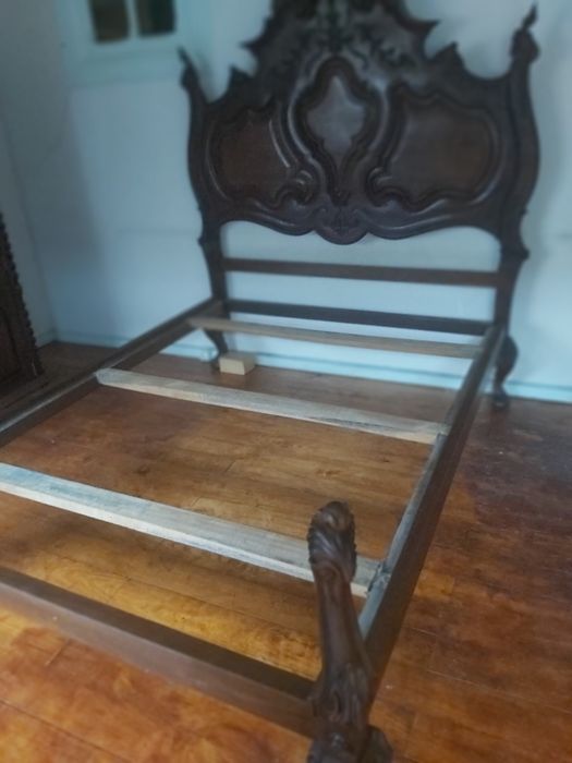 Cama de casal em madeira maciça