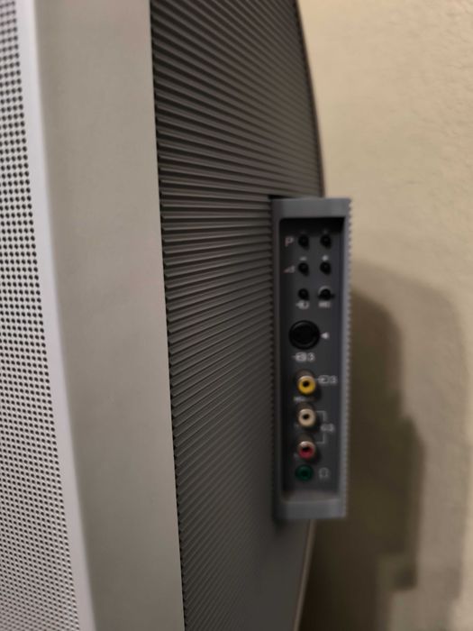Televisão Sony 82 cm com móvel retro gaming