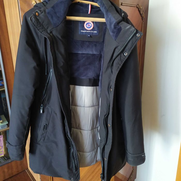 Чорна зимова куртка для чоловіків.