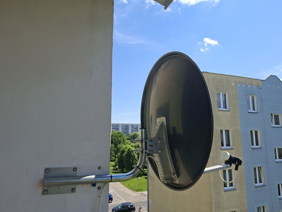 Antena , konwerter, uchwyt poprzeczny do odbioru telewizji satelitarnej