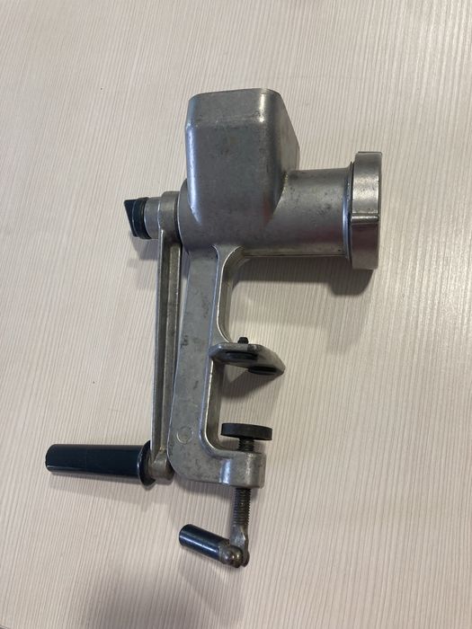 Мясорубка ручна кухонна