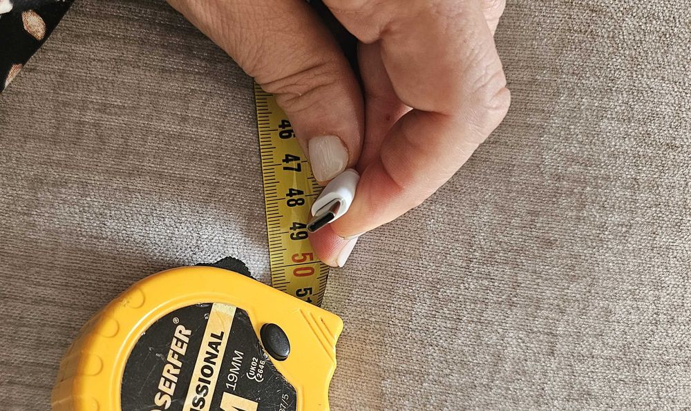 Um carregador e 3 cabos