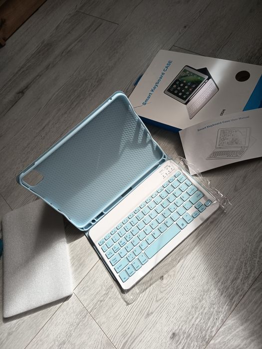 Nowe Etui z Klawiaturą Bluetooth do iPad Pro 11 (2024) | Jasnoniebieskie
