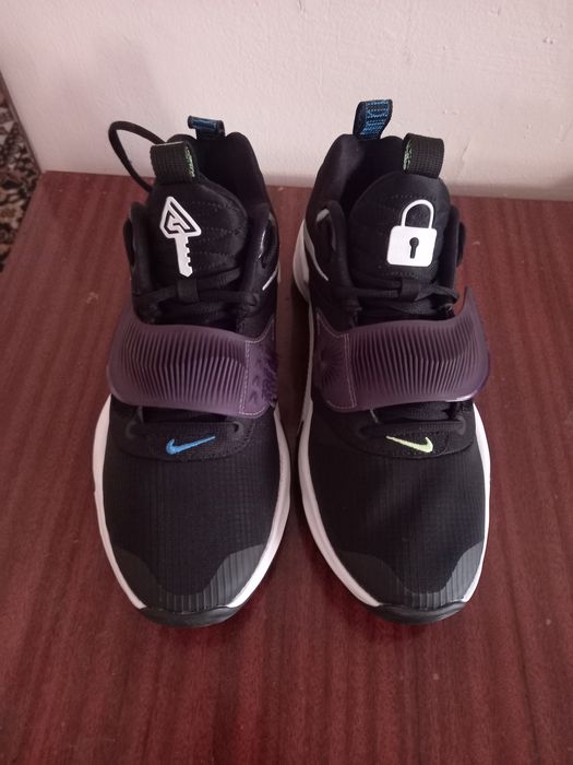 Продам кросівки NIKE