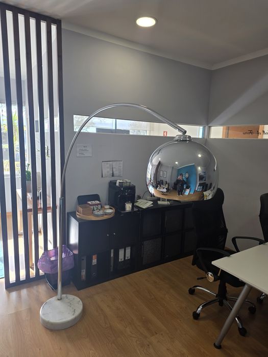 Candeeiro em metal com base em pedra