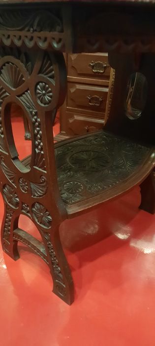 Mesa de madeira antiga talhada.