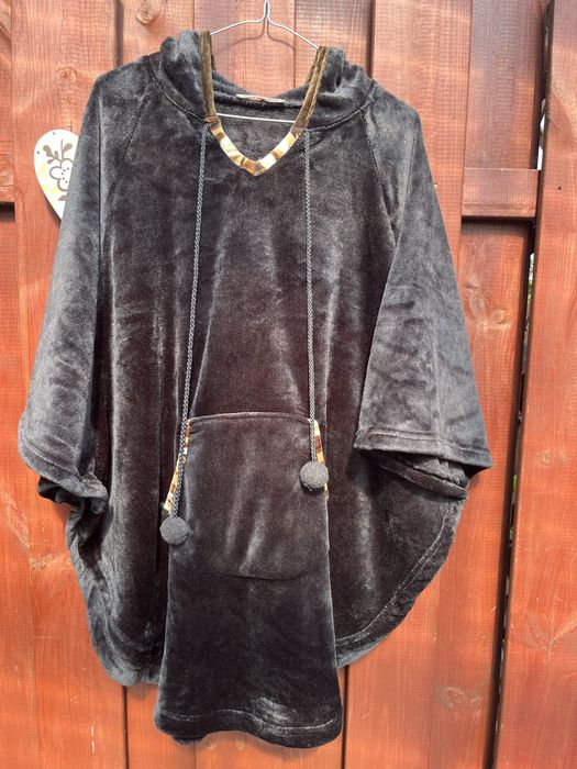 Eleganckie pluszowe czarne ponczo