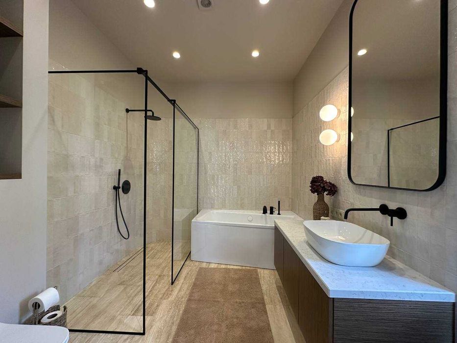 В продаже новый современный дом с бассейном в районе 12ст. Б. Фонтана.