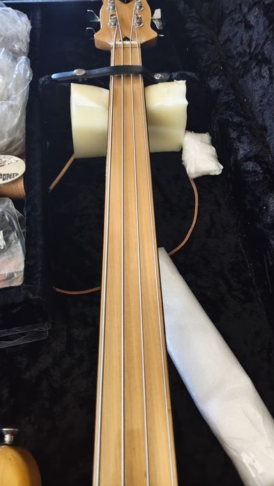 Baixo fretless shergold